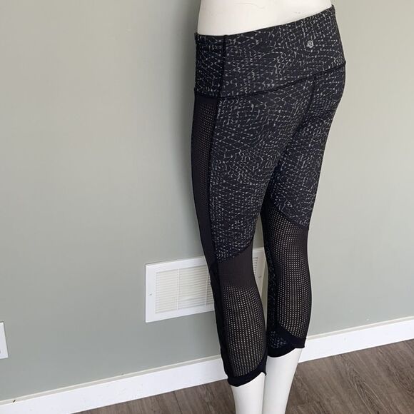 Lululemon size 8 capris - Picture 2 of 4